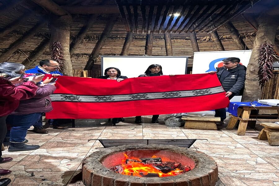 Parte del Makun presentado por artesanas mapuche.