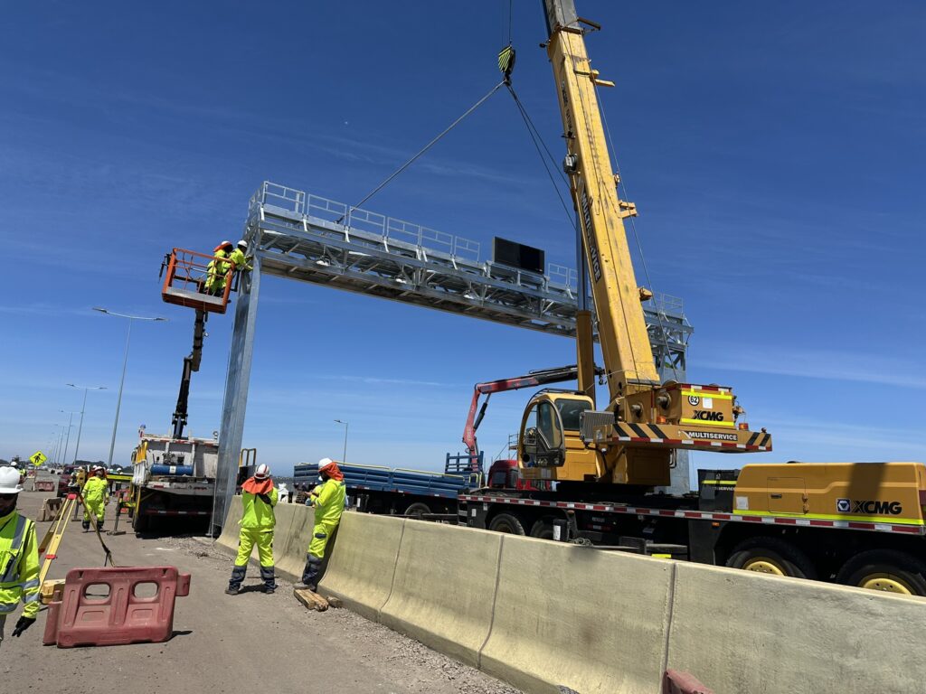 Instalación de pórtico en el Puente Industrial.