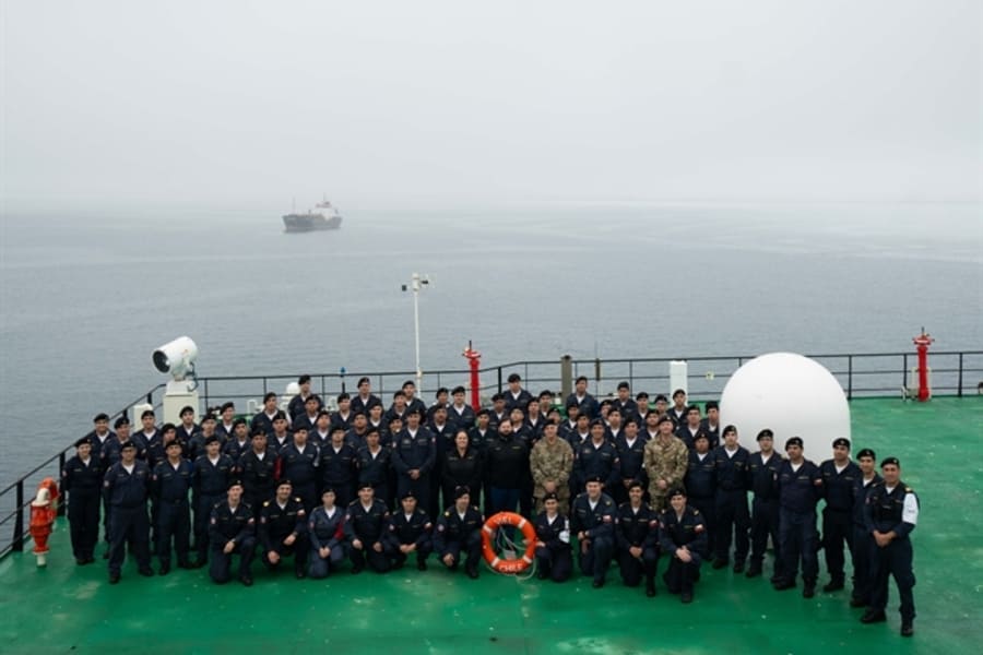 Presidente Gabriel Boric y la tripulación del buque rompehielos Almirante Viel arribando en Talcahuano.